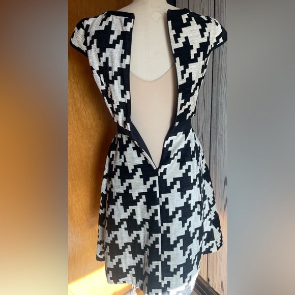 Cream/Blk large herringbone print cap sleeve dress in size 2 - Picture 3 of 11